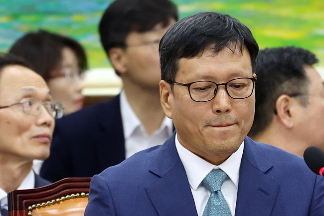 구영배 큐텐 대표가 지난달 30일 오전 서울 여의도 국회에서 열린 정무위원회의 티몬·위메프 미정산 사태에 대한 현안질의에 출석해 있다. 뉴시스