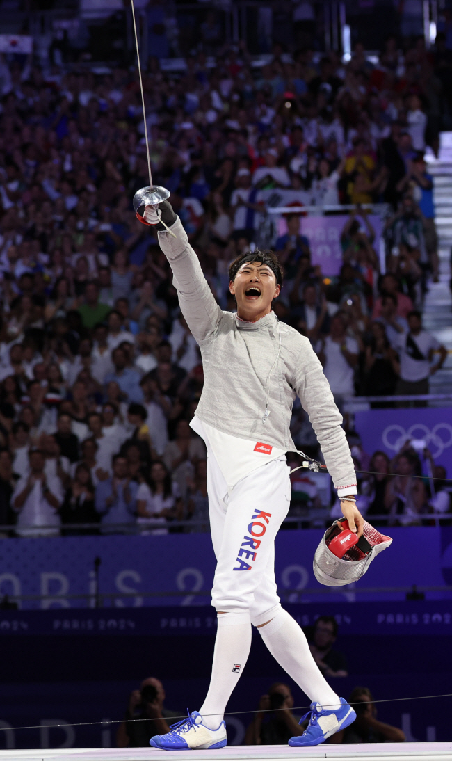 오상욱이 1일 오전 프랑스 파리의 그랑팔레에페메르에서 열린 2024 파리올림픽 펜싱 남자 사브르 단체전에서 금메달을 딴 뒤 포효하고 있다. 윤성호 기자