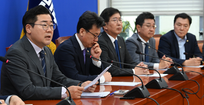 박찬대(왼쪽) 더불어민주당 대표 직무대행 겸 원내대표가 1일 오전 국회에서 열린 정책조정회의에서 발언하고 있다. 곽성호 기자