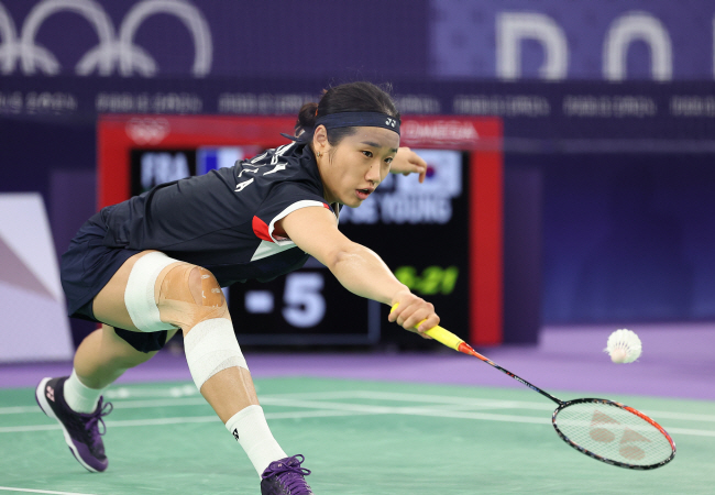 안세영이 1일 프랑스 파리 포르트드라샤펠 경기장에서 열린 2024 파리올림픽 배드민턴 여자 단식 조별예선 프랑스 치쉐페이와의 경기에서 셔틀콕을 받아내고 있다. 연합뉴스
