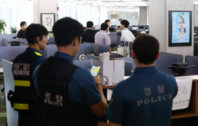 티몬·위메프 대규모 판매대금 미정산 사태와 관련해 서울중앙지검 전담수사팀이 1일 오전 서울 강남구 티몬(위 사진)·위메프 본사를 압수수색하고 있다. 백동현 기자·연합뉴스