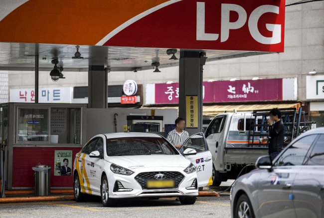 8개월 연속 동결됐던 국내 LPG 공급 가격이 이달부터 인상되는 가운데, 1일 서울 시내 한 LPG 충전소에 차량들이 충전을 위해 대기하고 있다. 뉴시스