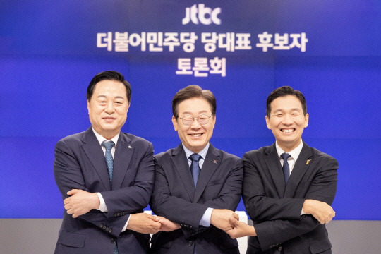 더불어민주당 김두관(왼쪽부터),이재명,김지수 당 대표 후보가 지난달 30일 서울 마포구 상암동 JTBC에서 열린 TV토론회 시작에 앞서 기념촬영 하고 있다. 연합뉴스