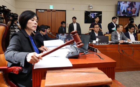 최민희 국회 과학기술정보방송통신위원회 위원장이 2일 오전 국회에서 열린 과학기술정보방송통신위원회 전체회의에서 안건을 상정하며 의사봉을 두드리고 있다. 뉴시스