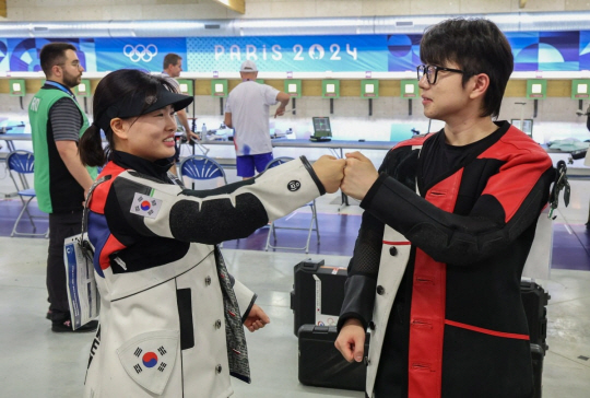 지난달 27일(현지시간) 프랑스 샤토루 슈팅 센터에서 열린 파리올림픽 사격 공기소총 10m 혼성 경기에서 은메달을 딴 박하준(오른쪽)과 금지현(왼쪽)이 주먹을 맞대고 있다. 연합뉴스
