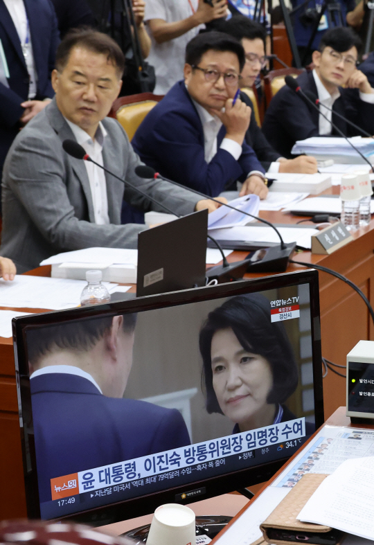 2일 오전 서울 여의도 국회에서 열린 과학기술정보방송통신위원회 전체회의에서 최민희 위원장 자리 모니터에 한민수 더불어민주당 의원의 이진숙 방송통신위원장의 불출석 관련 의사진행 발언 자료 화면이 나오고 있다. 뉴시스