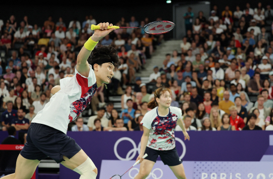 김원호-정나은 조가 2일 오전(한국시각) 프랑스 파리의 포르트드라샤펠 경기에서 열린 2024 파리 올림픽 배드민턴 혼성 복식 준결승에서 한국  서승재-채유정 조를 상대로 경기를 펼치고 있다.뉴시스