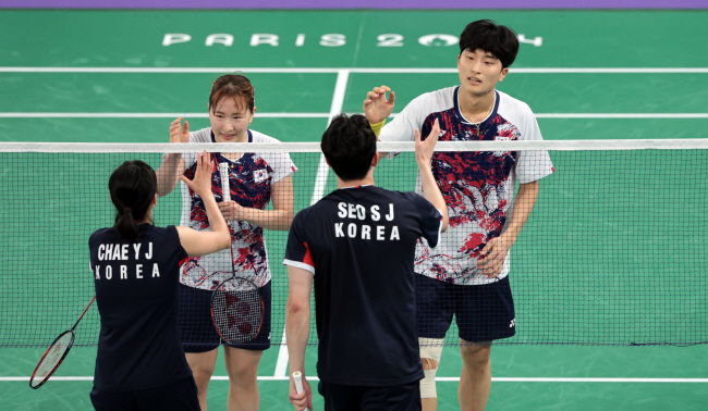 정나은(왼쪽 두 번째)과 김원호(〃 네 번째)가 2일 오전 프랑스 파리의 포르트드라샤펠 경기장에서 열린 2024 파리올림픽 배드민턴 혼합복식 4강전에서 승리한 후 서승재-채유정 조와 인사를 나누고 있다. 연합뉴스