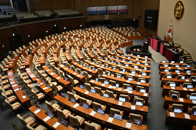 2일 오전 국회 본회의장에서 민생회복지원금 특별조치법 제정안에 대한 필리버스터(무제한 토론)가 진행되고 있다. 의원석 상당수가 비어 있다. 곽성호 기자