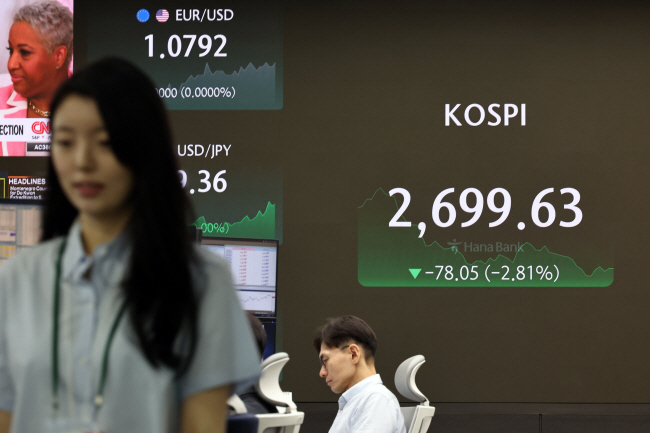 미국발 경기침체 공포가 확산하면서 2일 코스피 지수의 장중 한때 2700선이 무너졌다. 코스피의 장중 2700선이 무너진 것은 지난 6월 10일(2689.19) 이후 53일 만이다. 서울 중구 하나은행 딜링룸에서 딜러들이 심각한 얼굴로 업무를 보고 있다.  뉴시스