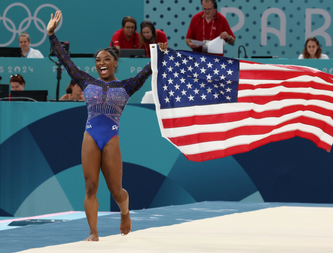 미국의 시몬 바일스가 2일 프랑스 파리 베르시 경기장에서 열린 2024 파리올림픽 기계체조 여자 개인종합 결선에서 우승을 차지한 뒤 세리머리를 펼치고 있다.  올림픽사진공동취재단