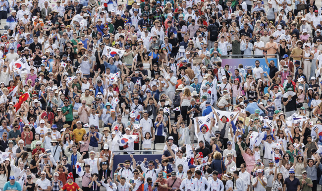 지난달 29일 프랑스 파리 레쟁발리드에서 열린 2024 파리올림픽 양궁 여자 단체전 결승전에서 한국 관중들이 태극기를 흔들며 응원하고 있다. 연합뉴스