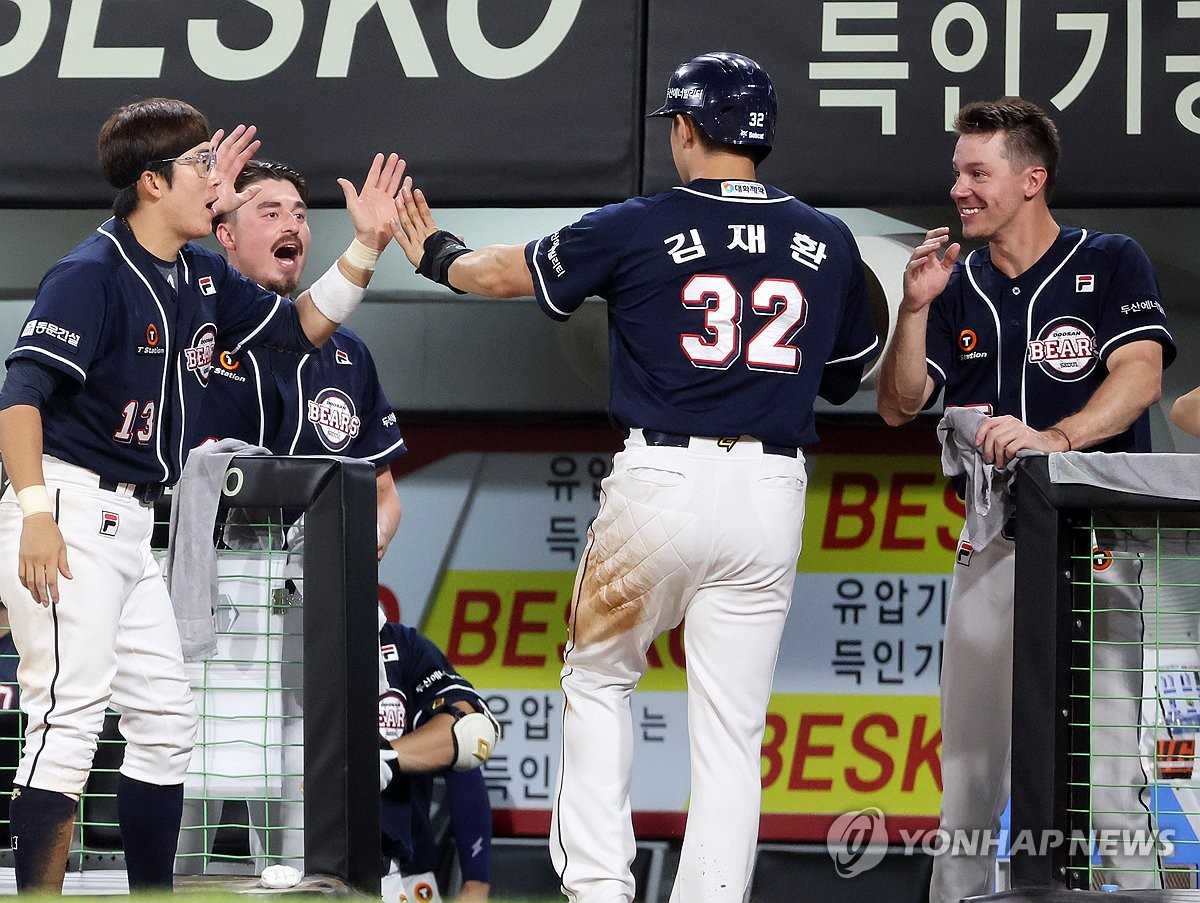 (광주=연합뉴스) 1일 광주기아챔피언스필드에서 열린 프로야구 두산 베어스와 KIA 타이거즈의 경기. 두산 6회초 1사 1루에서 6번 강승호의 투수 앞 땅볼 때 KIA 송구 실책으로 1루 주자 김재환이 득점을 한 뒤 더그아웃에서 동료와 기뻐하고 있다. 2024.8.1