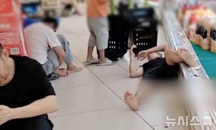 중국에서 한 남성이 마트 음료수 진열대에 발을 올리고 누워 더위를 식히는 모습이 포착됐다. 출처 : @沸点视频 *재판매 및 DB 금지