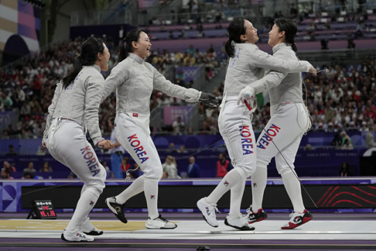 펜싱 여자 사브르 한국 대표팀이 3일(한국시각) 프랑스 파리 그랑팔레에서 열린 대회 단체전 준결승에서 프랑스를 꺾고 결승에 진출했다. 사진은 같은 날 8강에서 미국을 꺾은 뒤 기뻐하는 모습. AP·뉴시스