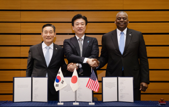 신원식(왼쪽) 국방부 장관, 로이드 오스틴(오른쪽) 미국 국방장관, 기하라 미노루(木原稔) 일본 방위성 대신이 지난달 28일 일본 도쿄(東京) 방위청에서 개최된 한미일 국방장관회담에서 3국 간 한미일 안보협력 프레임워크 협력각서에 서명하고, 악수를 나누며 함께 기념촬영하고 있다.국방부 제공