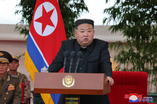 김정은 북한 국무위원장이 지난 2일 침수지역 주민 구출에 투입됐던 헬기 부대를 축하 방문해 훈장을 수여하고 격려 연설을 했다고 조선중앙통신이 3일 보도했다. 김 위원장은 이날 연설에서 최근 북한 수해와 관련한 남측 언론의 인명피해 추산 보도 등을 비난하며 "적은 변할수 없는 적"이라고 말했다. 연합뉴스.