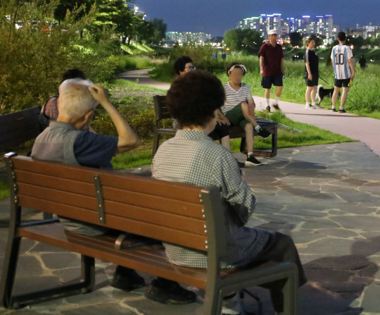 지난달 29일 오후 청주 무심천에서 시민들이 벤치에 앉아 휴식을 취하고 있는 모습. 연합뉴스