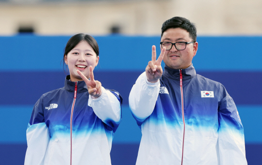 김우진-임시현이 3일 오전(한국시간) 프랑스 파리 레쟁발리드에서 파리 올림픽 양궁 혼성 단체 시상식에서 올림픽 2연패를 의미하는 세리머니를 하고 있다. 뉴시스