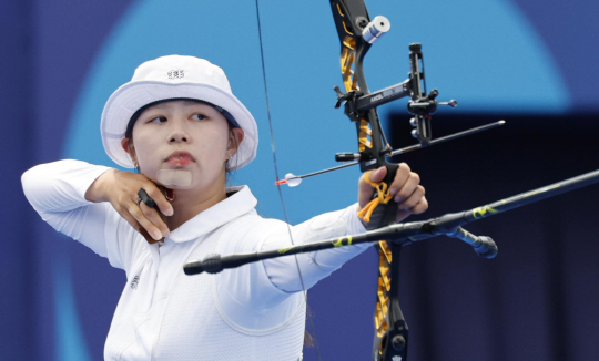 임시현이 3일 밤(한국시각) 프랑스 파리의 레쟁발리드에서 열린 2024 파리 올림픽 양궁 개인전 준결승에서 활 시위를 당기고 있다.뉴시스