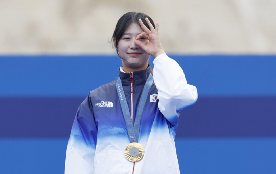임시현이 3일 밤(한국시간) 프랑스 파리의 레쟁발리드에서 열린 파리올림픽 양궁 개인전 시상식에서 세리머니를 하고 있다.뉴시스