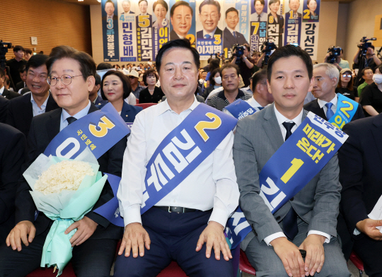 4일 오전 광주 서구 김대중컨벤션센터에서 열린 더불어민주당 당 대표·최고위원 후보자 합동연설회에 이재명(왼쪽부터), 김두관, 김지수 당 대표 후보가 참석하고 있다. 연합뉴스