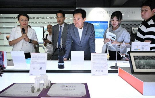 오세훈 서울시장이 7월 31일(현지 시간) 오후 중국판 실리콘 밸리로 불리는 중관촌 홍보전시관을 찾아 입주기업 개발 제품을 살펴보고 있다. 서울시청 제공