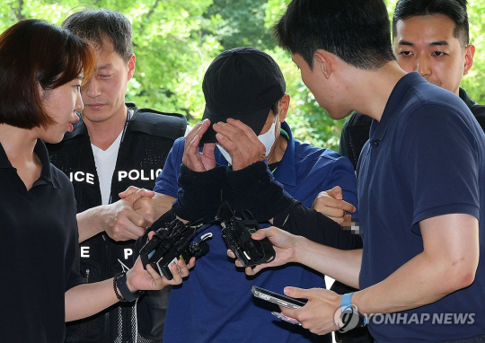 새벽 시간대 서울 도심에서 청소를 하던 환경미화원을 살해한 혐의를 받는 70대 남성 리씨가 4일 오후 서울 서초구 중앙지법에서 열린 구속 전 피의자 심문(영장실질심사)에 출석하고 있다. 연합뉴스