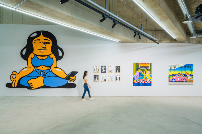 전시 전경. 수성 페인트로 그린 벽화 ‘명상’(372×448㎝) 앞을 관객이 지나가고 있다. 사비나미술관 제공