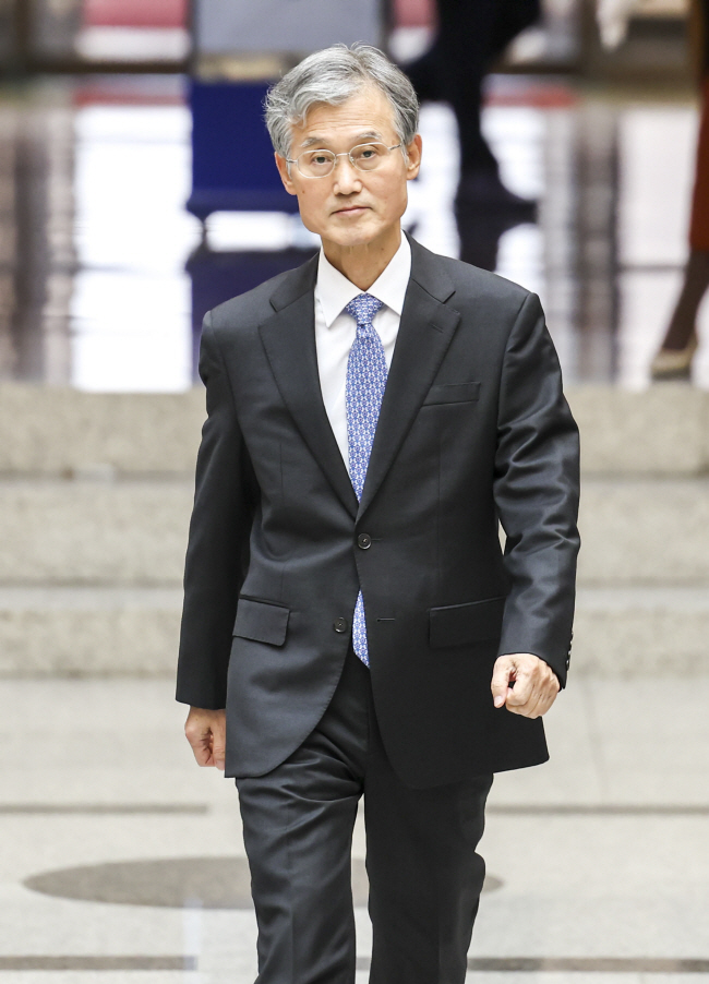 조희대 대법원장이 지난 1월 서울 서초구 대법원에서 열린 2024년도 시무식을 주재하기 위해 걸어가고 있다. 뉴시스