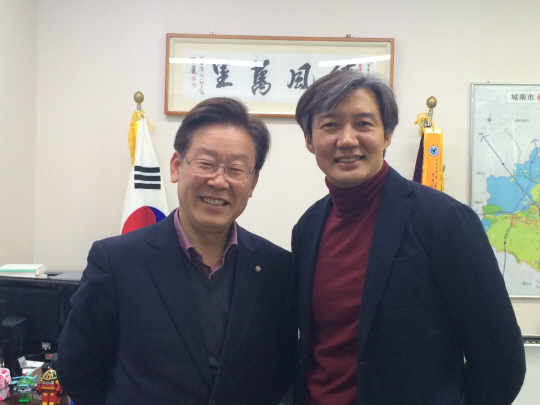 이재명 더불어민주당 대표와 조국 조국혁신당 대표가 2014년 12월 성남시장실에서 함께 찍은 사진. 조국 조국혁신당 대표 페이스북 캡처.