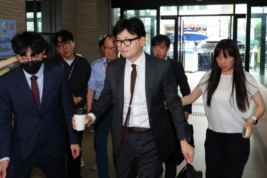한동훈 국민의힘 대표가 지난 2일 오전 서울 영등포구 여의동 당사로 출근하고 있다. 연합뉴스