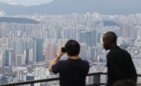 서울 남산에서 바라본 시내 아파트 모습. 연합뉴스