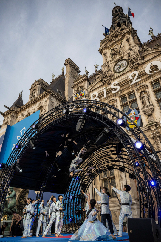 세계태권도연맹(WT) 소속 시범단이 4일(현지시간) 저녁 프랑스 파리시청 앞 광장 파리올림픽 팬 존에서 공연을 펼치고 있다. 파리=올림픽사진공동취재단