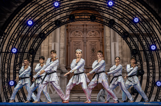 세계태권도연맹(WT) 소속 시범단이 4일(현지시간) 저녁 프랑스 파리시청 앞 광장 파리올림픽 팬 존에서 공연을 펼치고 있다. 파리=올림픽사진공동취재단