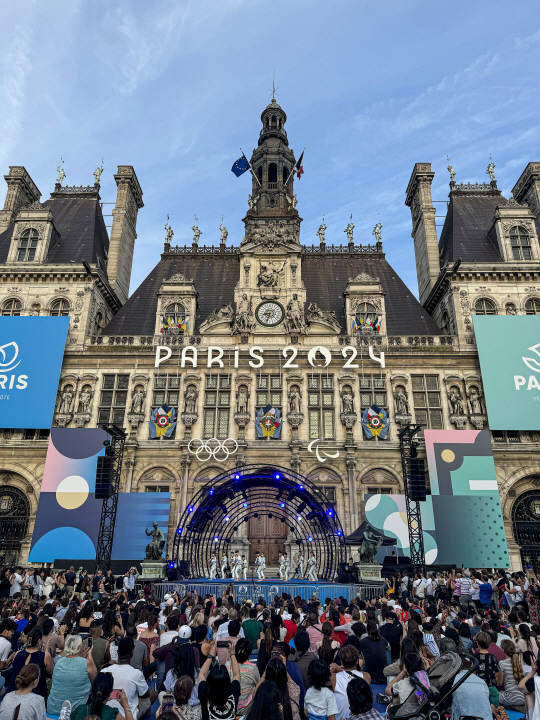 세계태권도연맹(WT) 소속 시범단이 4일(현지시간) 저녁 프랑스 파리시청 앞 광장 파리올림픽 팬 존에서 공연을 펼치고 있다. 파리=올림픽사진공동취재단