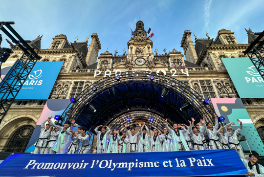 세계태권도연맹(WT) 소속 시범단이 4일(현지시간) 저녁 프랑스 파리시청 앞 광장 파리올림픽 팬 존에서 공연을 펼치고 있다. 파리=올림픽사진공동취재단