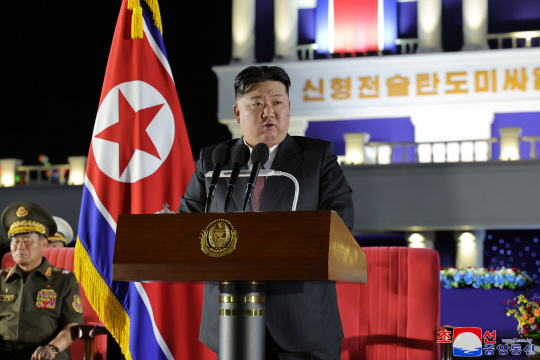 김정은 북한 국무위원장이 딸 주애와 함께 지난 4일 신형 전술탄도미사일무기체계 인계인수 기념식에 참석해 연설을 했다고 조선중앙통신이 5일 보도했다. 조선중앙통신 캡처/연합뉴스