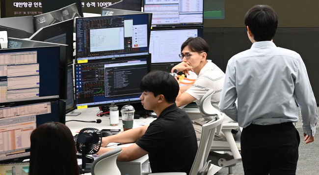 코스피지수가 전 거래일 대비 2% 이상 하락 개장한 5일 오전 서울 중구 하나은행 본점 딜링룸에서 딜러들이 심각한 얼굴로 모니터를 바라보고 있다. 백동현 기자