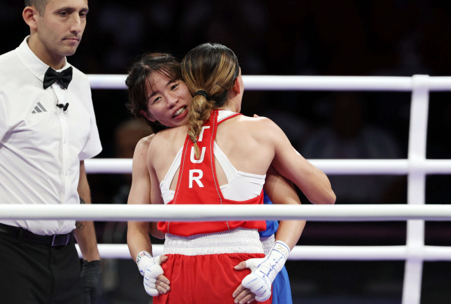 임애지(왼쪽)가 4일 밤 프랑스 파리의 노스 파리 아레나에서 열린 2024 파리올림픽 복싱 여자 54㎏급 준결승에서 패한 후 튀르키예의 하티세 아크바시와 포옹하고 있다. 윤성호 기자