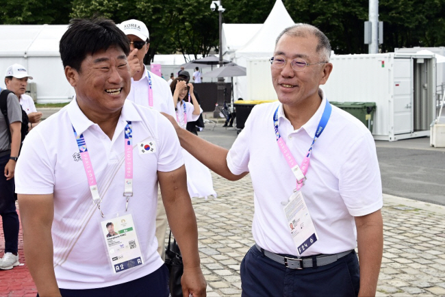 정의선(오른쪽) 현대차그룹 회장 겸 대한양궁협회 회장이 3일 프랑스 파리의 레쟁발리드에서 열린 2024 파리올림픽 양궁 여자 개인전이 끝난 뒤 양창훈 감독을 격려하고 있다. 연합뉴스