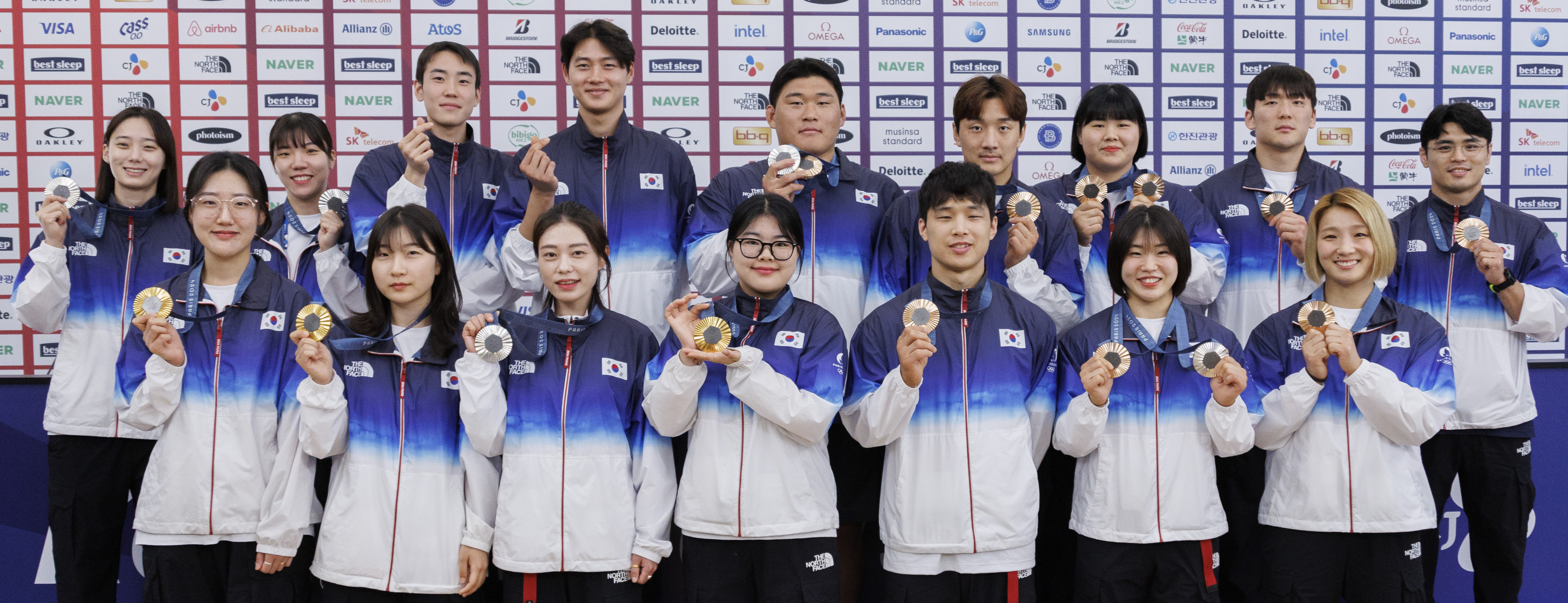 2024 파리 올림픽이 후반에 접어든 4일 오후(현지시간) 파리 중심에 위치한 코리아 하우스에서 현재까지 이번 대회에서 메달을 획득한 대한민국 메달리스트들이 모여 기자회견을 열었다. 회견 참석 선수들이 메달을 들고 활짝 웃고 있다. (아랫줄부터 시계 반대 방향으로) 사격 양지인, 반효진, 김예지, 오예진, 유도 안바울, 허미미, 김지수, 김원진, 한주엽, 김하윤, 이준환, 김민종, 펜싱 오상욱, 도경동, 전하영, 윤지수. 연합뉴스