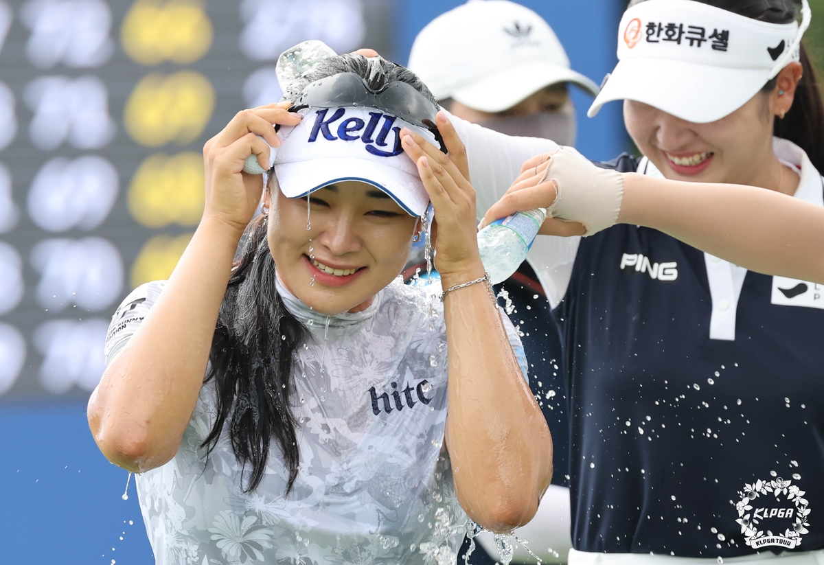 우승 뒤 축하받는 윤이나[KLPGA 제공. 재배포 및 DB 금지]