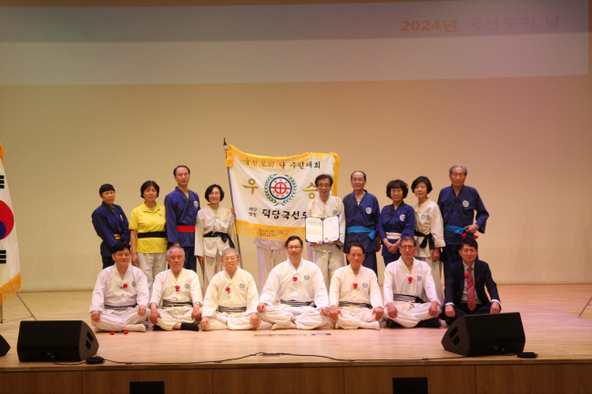지난 6월 서울 노원구민회관에서 열린 2024 국선도의 날 수련대회에서 김규범(앞줄 가운데) 회장이 우승팀과 기념촬영을 하고 있다.