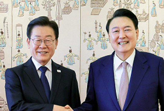 윤석열 대통령과 더불어민주당 이재명 대표가 4월 29일 서울 용산 대통령실 청사에서 열린 영수회담 종료 뒤 기념촬영을 하고 있다. 대통령실 제공