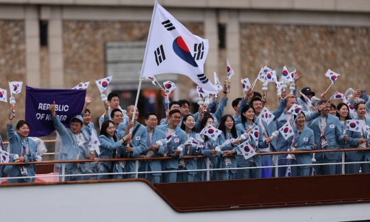 지난 7월 26일 프랑스 파리에서 열린 2024 파리올림픽 개막식에서 한국 대표단이 입장하고 있다. 신화통신연합뉴스