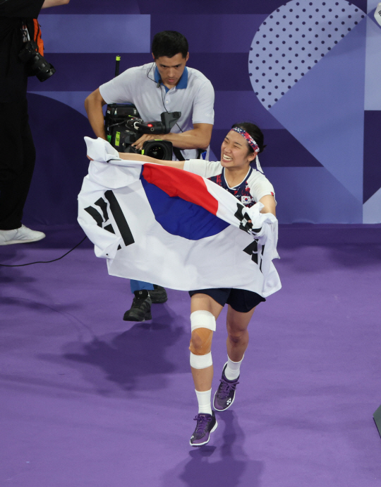 안세영이 5일(현지시간) 파리 라 샤펠 아레나에서 열린 2024 파리올림픽 배드민턴 여자 단식 결승전에서 중국 허빙자오와 경기에서 승리한 뒤 기뻐하고 있다. 파리= 올림픽사진공동취재단