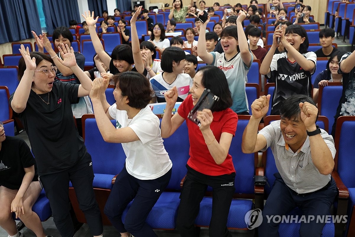 (광주=연합뉴스) 파리올림픽 배드민턴 여자단식 결승이 열리는 5일 오후 광주 북구 운암동 광주체육중·고등학교에서 학생과 선생님들이 안세영의 금메달 소식에 기뻐하고 있다. 2024.8.5