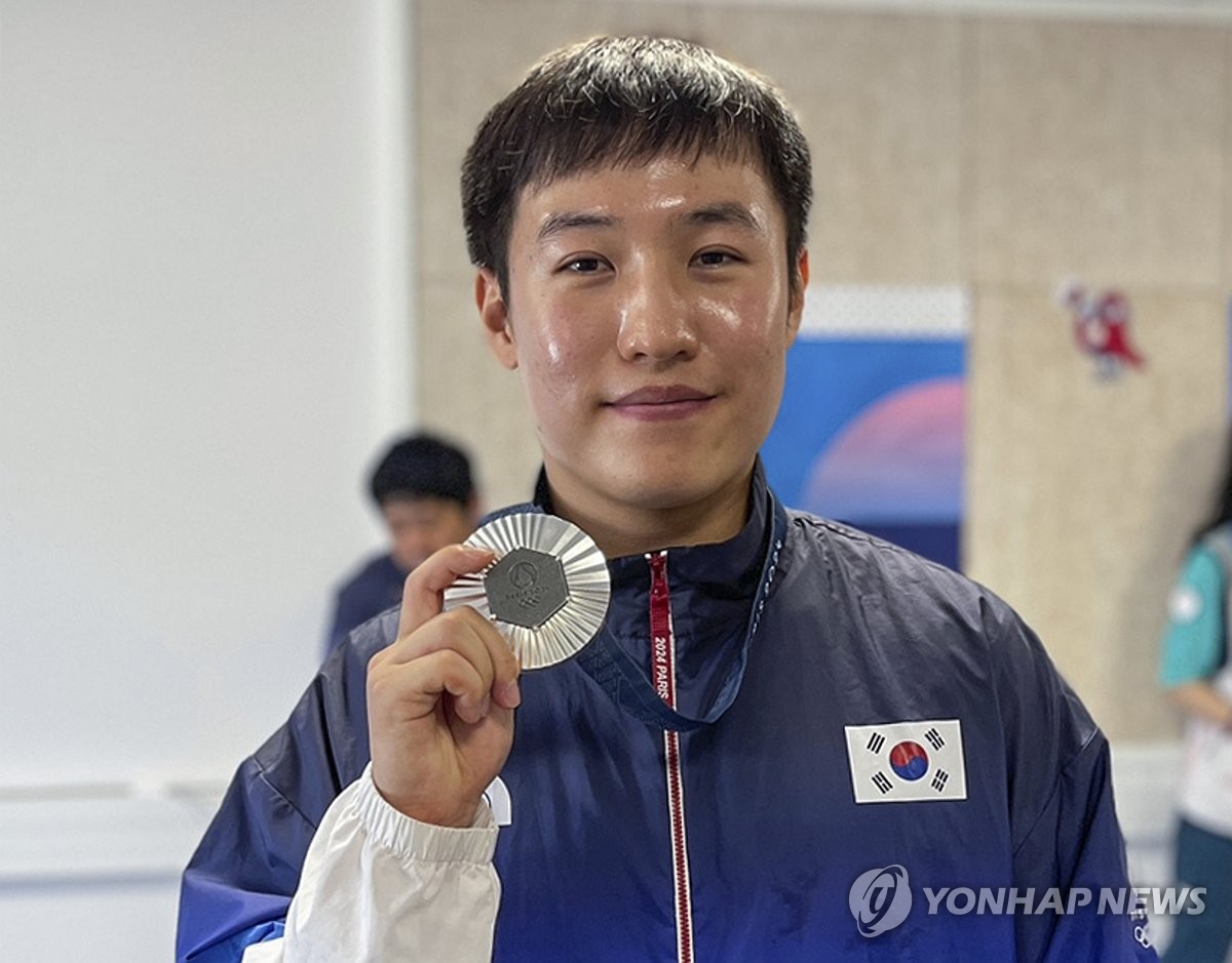 (샤토루[프랑스]=연합뉴스) 5일(현지시간) 오전 프랑스 샤토루 슈팅센터에서 열린 파리 올림픽 사격 25ｍ 속사권총 결선에서 은메달을 획득한 조영재가 시상식을 마친 뒤 은메달을 들어 보이고 있다.2024.8.5