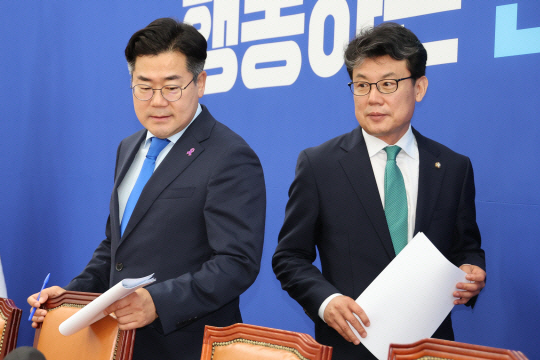 진성준(오른쪽) 더불어민주당 정책위의장이 국회에서 열린 원내대책회의에 참석하고 있다. 왼쪽은 박찬대 원내대표. 연합뉴스